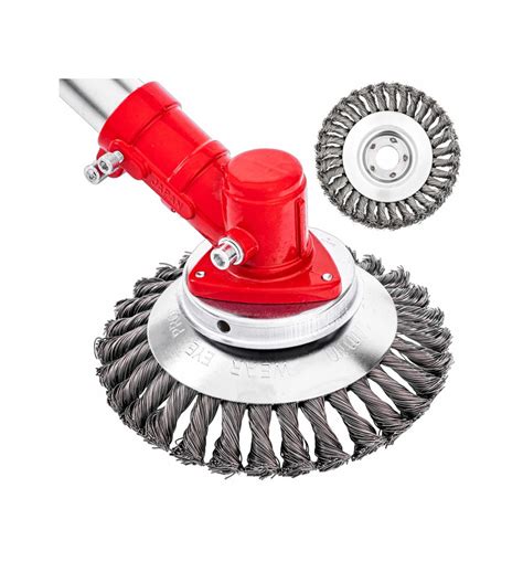 detailná fotografia: vyžínač kosí trávu pozdĺž obrubníka