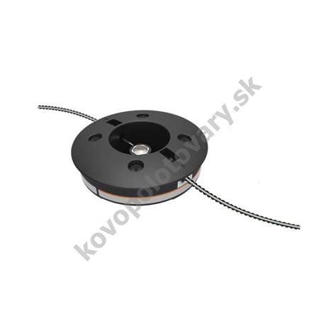 ilustračné foto: osoba čistí žaciu hlavu krovinorezu po práci