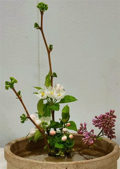 ukážka aranžmánu štýlu moribana v plytkej nádobe