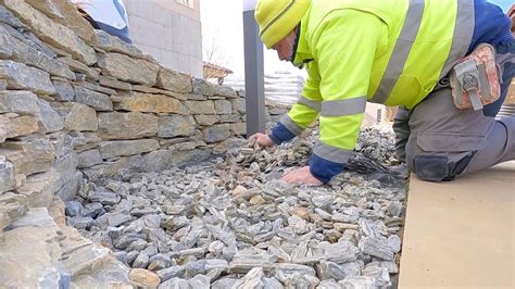 Porovnávacia infografika výhod kamennej kôry oproti organickému mulču