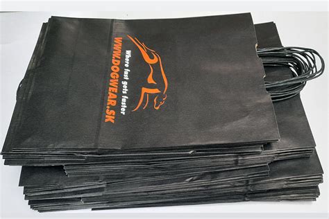 ilustrácia rôznych typov ekologických tašiek: papierových, plátenných a z bioplastu