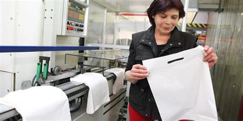 porovnanie vzhľadu nákupnej igelitky a pevnej papierovej tašky