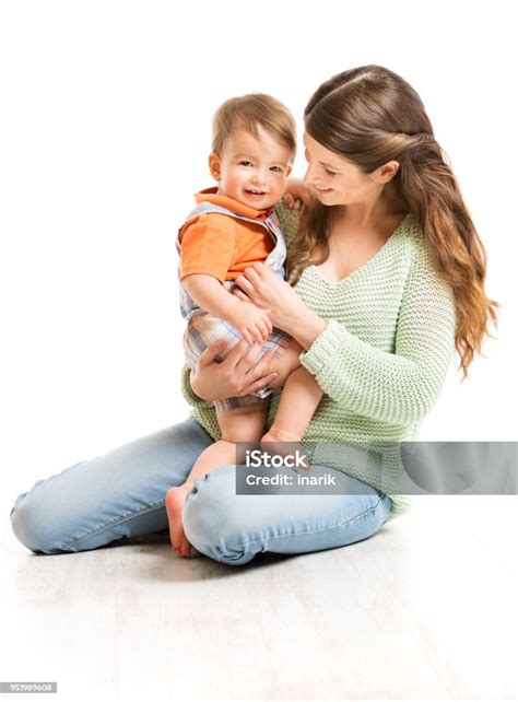 Šťastná dojčiaca matka s bábätkom