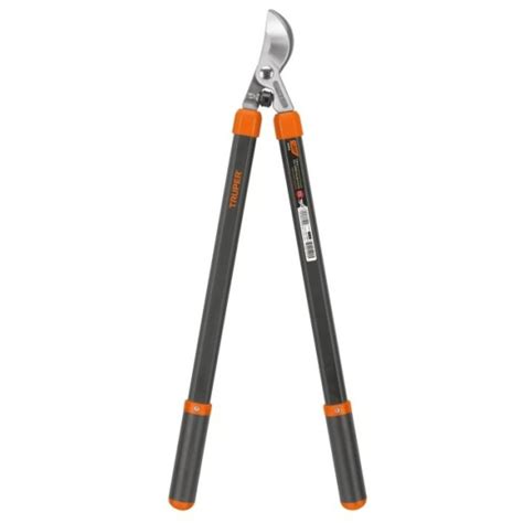 Obojručné nožnice na konáre Bellota 3580-60 v akcii, detail čepelí a rukovätí