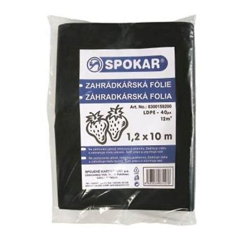 Čierna fólia na záhone s otvormi pre sadenice