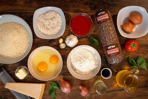 ingrediencie na domáce herbicídy (ocot, soľ, sóda)
