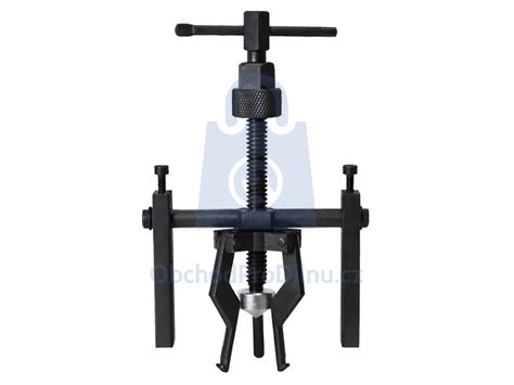 Nákres znázorňujúci vypúšťací otvor oleja a mierku na kontrolu hladiny oleja.