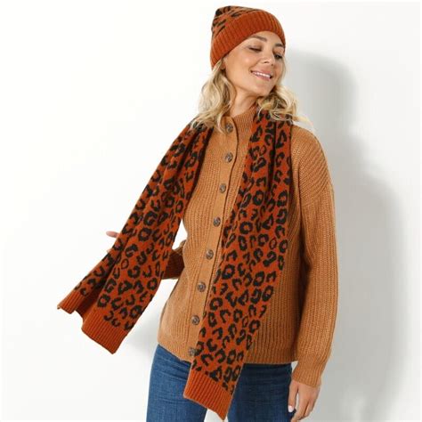 Detail odlupujúcej sa kôry platanu s mozaikovitým vzorom.