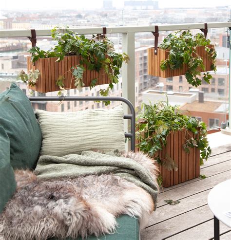 fotografia závesného kvetináča vytvoreného z plastového črepníka s otvormi na sadenie po stranách