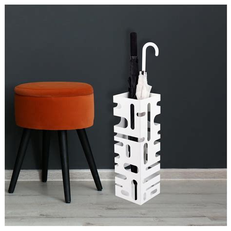 ilustračné foto domácich predmetov vyrobených z upcyklovaných kvetináčov (stolík, stojan na dáždniky)