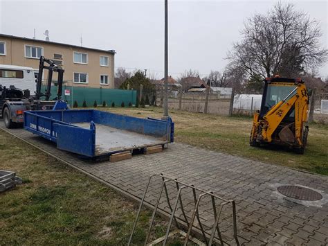 Sklad sypkých materiálov a technika pripravená na nakládku zeminy pre klientov.