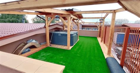 ilustračné foto: umelý trávnik ako podklad pod jacuzzi