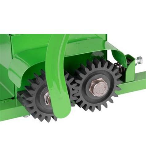 Detailný záber na nerezový mlynček na hrozno s odstopkovačom