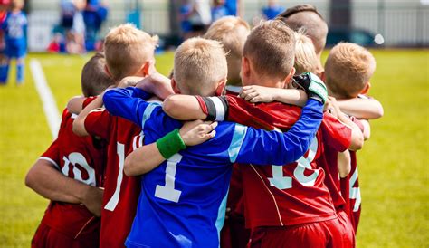 Skupina mladých športovcov trénujúcich spolu, alebo deti hrajúce futbal/basketbal