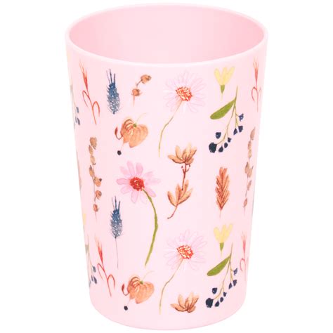 Pohár s olúpanými strúčikmi cesnaku zaliatymi olejom a koreninami