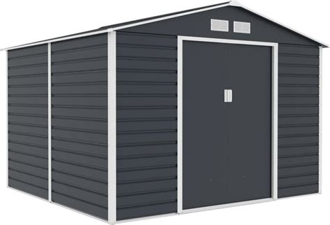 Detailný pohľad na hnedý záhradný domček G21 GAH 706 s posuvnými dverami v záhradnom exteriéri