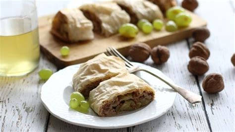 Tematické foto syrového taniera s čerstvým hroznom a vínom