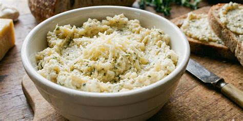 Ilustratívne foto tvrdých syrov s tmavým hroznom