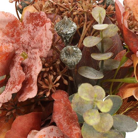 Detailný záber na realisticky spracované kvety a listy bielej umelej hortenzie