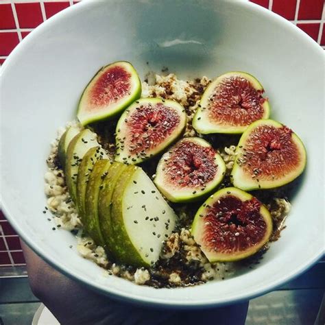 Miska s čerstvými a sušenými figami