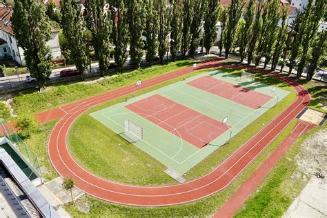 Ilustrácia rôznych typov trávnych zmesí a ich aplikácií (park, športové ihrisko, tienisté miesto, suché miesto)