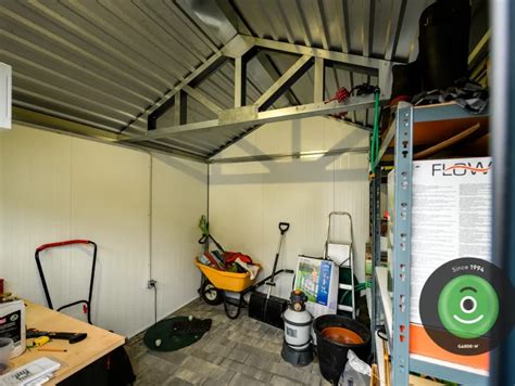 Detail interiéru záhradného domčeka s usporiadaným náradím