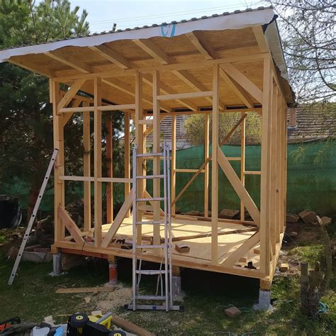 Schéma konštrukcie záhradného domčeka s prístreškom, znázorňujúca použité materiály