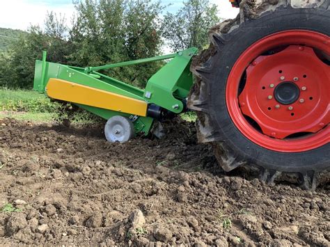 Záhradník pripravuje pôdu pre výsadbu