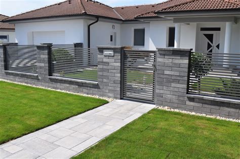 Ilustrácia rôznych typov plotov a záhonov