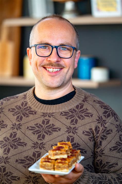 Porovnávacia infografika: rez trávneho stebla vretenovou vs. rotačnou kosačkou