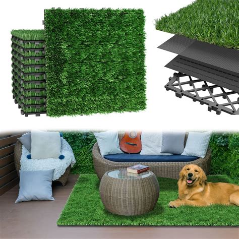 Detailná fotografia vlákien umelej trávy