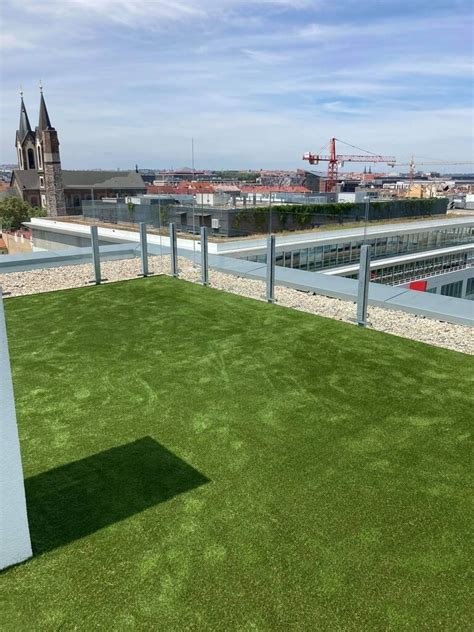 Infografika porovnávajúca údržbu umelej a prírodnej trávy