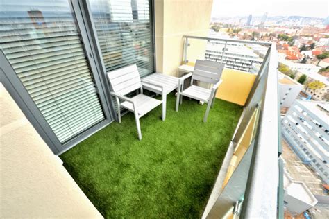 Koláž rôznych aplikácií umelej trávy (šport, záhrada, balkón)