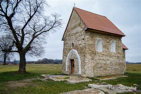okolie kostolíka sv. Margity Antiochijskej v Kopčanoch s cyklotrasou a riekou Moravou