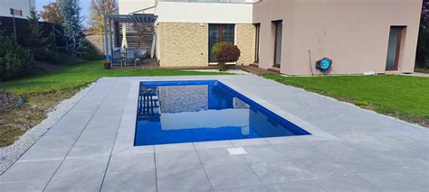 fotografia moderného dizajnu záhrady s dlažbou a bazénovými okrajmi