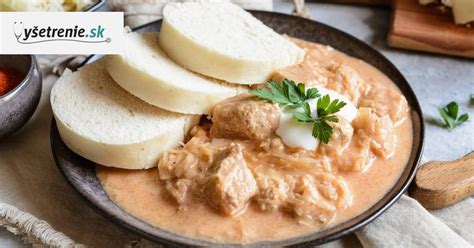 Fotografia procesu dusenia mäsa s postupným podlievaním vývarom