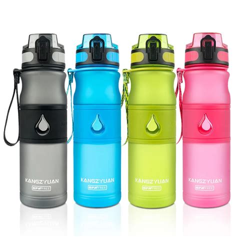 Fľaše s rôznymi tekutými akváriovými hnojivami