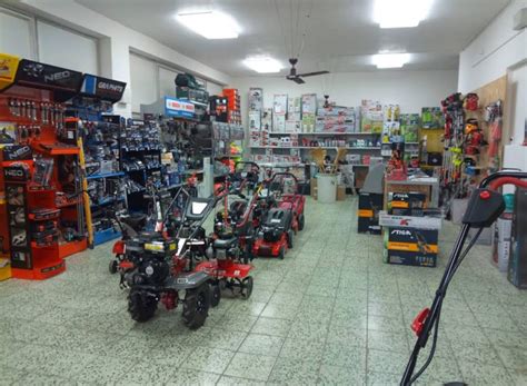 Ilustračné foto predajne s autodielmi, náradím a záhradnou technikou.