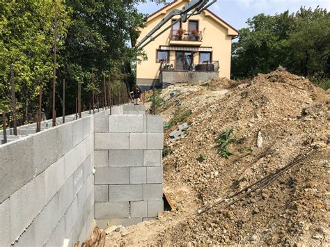 Ilustrácia oporného múru v horskej lokalite s navrhovaným zakrytím popínavými rastlinami