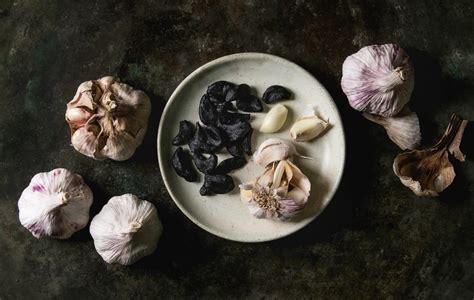 Proces premeny bieleho cesnaku na čierny prostredníctvom fermentácie a zrenia