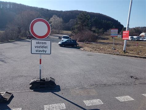 Schéma umiestnenia novej cestnej komunikácie vzhľadom na existujúcu zástavbu a vodné toky