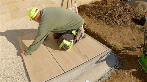 Infografika správnej prípravy podkladu pod záhradný domček (štrk, fólia, betón/dlažba)