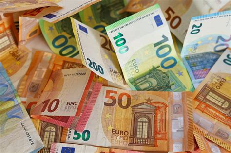 Ilustrácia rôznych euromincí s nominálnymi hodnotami od 1 centu po 2 eurá