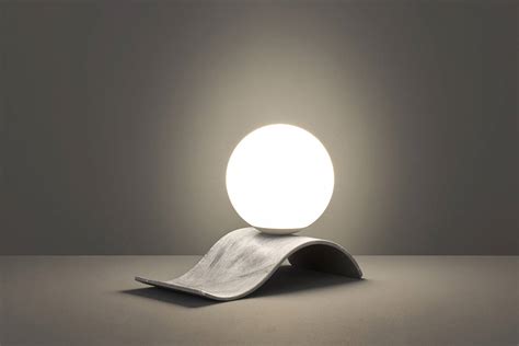 fotografia fikusu na svetlom mieste v interiéri, ale bez priameho slnečného svetla