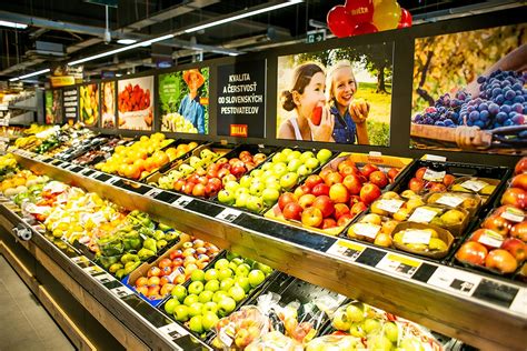 Ilustrácia ovocia a zeleniny v obchode, s náznakom postrekov