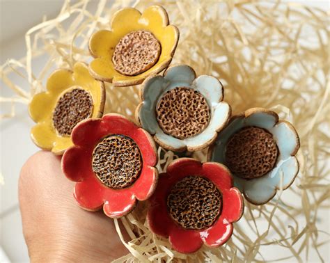 Fotografia procesu vykopávania a čistenia koreňa lopúcha