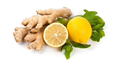 Rôzne prírodné ingrediencie na prípravu kloktadiel (soľ, citrón, zázvor)