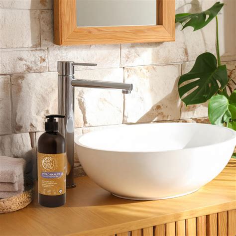 Pohľad na lúku s rozkvitnutou materinou dúškou