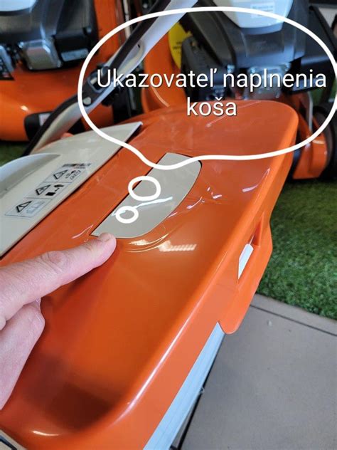 Ilustračná fotografia rôznych náhradných dielov pre záhradnú techniku, ako sú nože, batérie a kolieska.