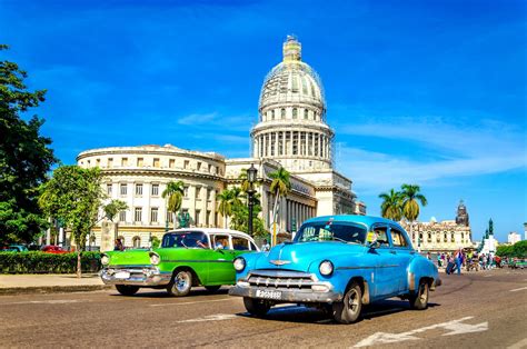 Farebné staré americké automobily na ulici v Havane